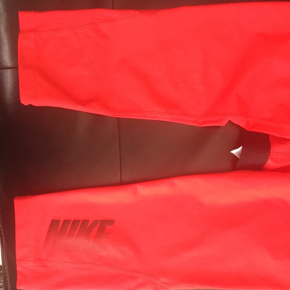 Red Nike cropped leggings - Picture 4 of 4